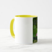 Blume der Lilie auf der Tasse (Vorderseite Links)