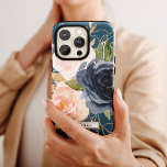 Blume der Marine | Personalisierter Name Case-Mate iPhone Hülle<br><div class="desc">Dieses blaue und marinierte Blume blaue personalisierte Namenstelefon ist das perfekte Geschenk für sie. Das klassische und elegante Design besticht durch moderne Aquarellblau-und Rosa-Blume auf aquamarinem,  blauen Hintergrund. Personalisieren Sie den Fall mit ihrem Vor- oder Nachnamen.</div>