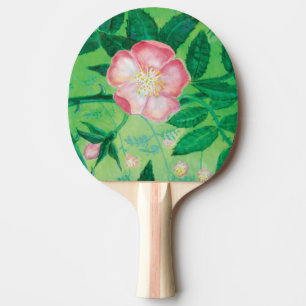 Blume der rosa Wilden Rose und die grünen Blätter Tischtennis Schläger