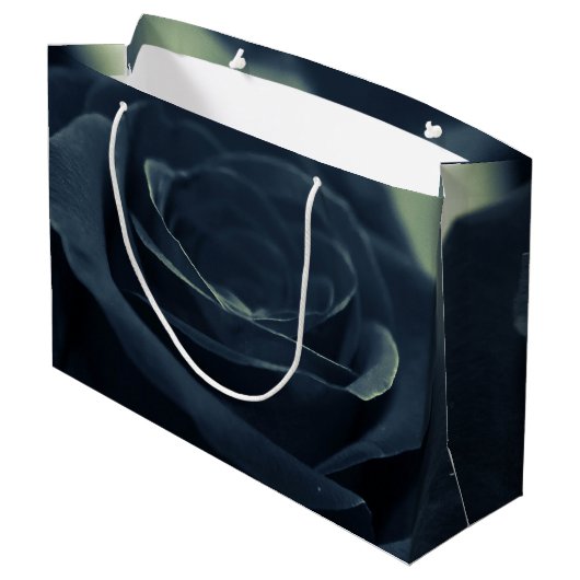 Blume der schwarzen Rose Große Geschenktüte (Rückseite Schrägansicht)