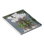 Blume der weißen Cyclamen im Wasser Notizblock (angewinkelt)