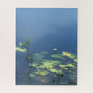 Blume der weißen Lilie über blaues Wasser Puzzle