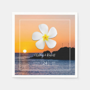 Blume der weißen Plumeria mit dem goldenen Sonnenu Serviette