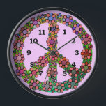 Blume des Friedenszeichens Hübsch Uhr<br><div class="desc">Diese hübsche,  farbenfrohe Uhr besticht durch ein Retro-Friedenssymbol mit gefärbte Krawatten und farbenfrohen Blume. Es ist ein buntes Blumendesign für stolze Hippies / Liebhaber des Weltfriedens. Die Uhrennummern sind schwarz und die Hintergrundfarbe hellrosa,  aber Sie können sie an jede gewünschte Farbe anpassen.</div>