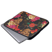 Blume des Schädels: Nahtloser dunkler Hintergrund. Laptopschutzhülle (Vorne Knopf)