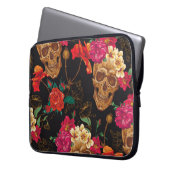 Blume des Schädels: Nahtloser dunkler Hintergrund. Laptopschutzhülle (Vorderseite Links)
