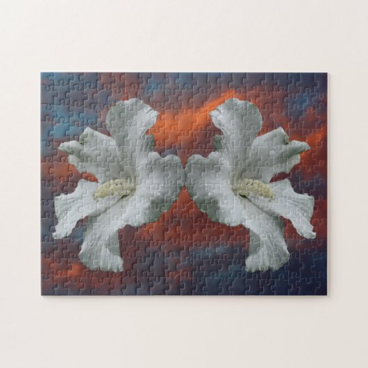 Blume des weißen Hibiskus auf dem dramatischen Him Puzzle (Horizontal)