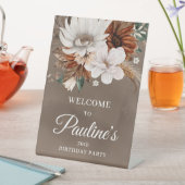 Blume des weißen neutralen Untergangs 70. Geburtst Sockelschild (In Situ)