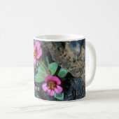Blume, die im Lavafelsen wachsen, Mond-Kratern Kaffeetasse (VorderseiteRechts)
