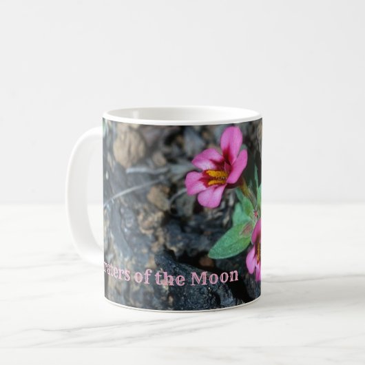Blume, die im Lavafelsen wachsen, Mond-Kratern Kaffeetasse (Vorderseite Links)