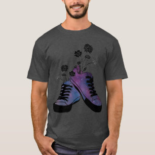 Blume, die in Schuhen wachsen T-Shirt