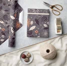 Blume, Eichhörnchen, Kiefernzapfen, graue Sterne Geschenkpapier