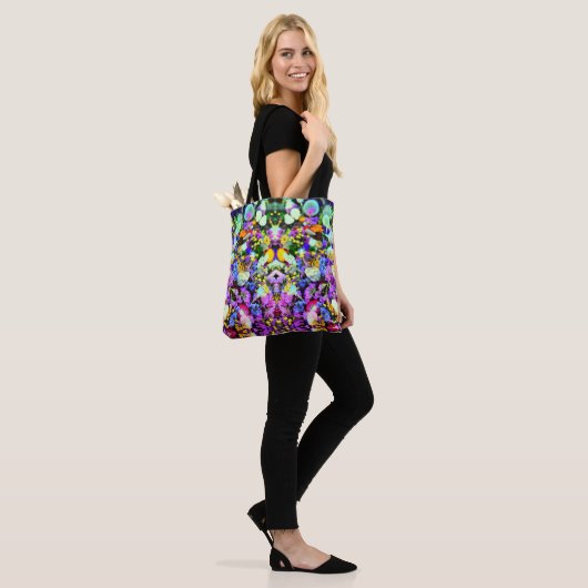 Blume fallender Tasche (Am Model)