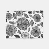 Blume für Aquarell und Tinte - Schwarzweiß Fleecedecke (Vorderseite (Horizontal))