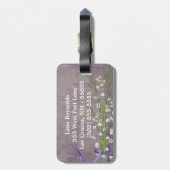 Blume für das weiße Land, das auf dem Monogramm-Ge Gepäckanhänger (Rückseite vertikal)