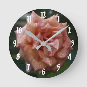 Blume für die gezogene Rose Runde Wanduhr