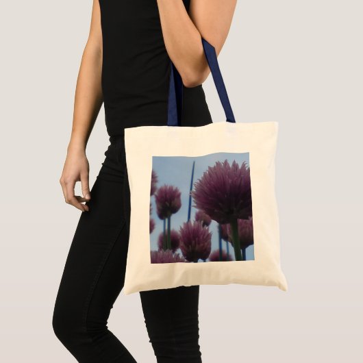 Blume gegen eine Blue-Sky-Haushaltskiste Tragetasche (Vorderseite (Produkt))