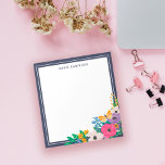 Blume Gelber Schmetterling Fügen Sie Ihren Namen h Notizblock<br><div class="desc">Sehr personalisiertes Notizblock mit Ihrem Namen in modernen dunkelblauen Buchstaben. In der rechten unteren Ecke wachsen Blume in Weiß,  Rosa,  lila und Gelb sowie Grün und Beeren. Ein gelber Schmetterling sitzt auf einer lila Rose. Das Notizblock mit Blumen hat einen dunkelblauen Rahmen.</div>