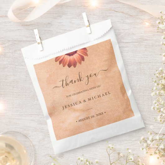 Blume Gerbera auf der Abstrakten Pfirsichhochzeit Geschenktütchen (Ausgeschnitten)