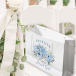 Blume Girl Blue Peony Floral Wedding Vielen Dank Große Geschenktüte<br><div class="desc">Personalisierte Hochzeitsgeschenktasche für Ihre Blume. Das Design besticht durch einen hübschen Blumenstrauß mit blauen Blume in Aquarellfarben und elegante handgeschriebene Schrift-Typografie. Auf der einen Seite der Tasche steht "[Name] danke, dass du meine Blume Mädchen bist" und auf der anderen Seite ist das Hochzeitstag mit dem Namen der Braut und des...</div>