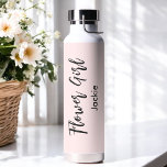 Blume Girl Blush Pink Brautparty Wasser Flasche<br><div class="desc">Blume Girl Water Flasche in Blush Pink für Hochzeit,  Brautparty,  Brautparty,  Junggeselinnen-Abschied. Karo mehr Produkte mit diesem Design in der Kollektion unten.</div>