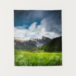 Blume im Frühjahr unter dem Berg Krn Wandteppich