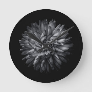 Blume im Hintergrund in Schwarz und Weiß 20 Runde Wanduhr
