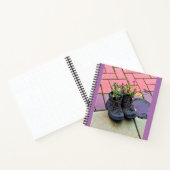 Blume in alten Stiefeln Notizblock (Innenseite)