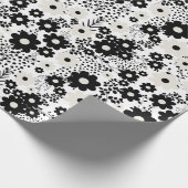 Blume in Beige und Schwarz Geschenkpapier (Ecke)