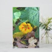 Blume in Blättern Briefpapier (Stehend Vorderseite)