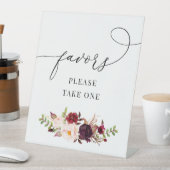 Blume in Bordeaux und Rosa Sockelschild (In Situ)