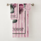 Blume in der Töpferei mit gestreiftem Hintergrund Badhandtuch Set (Insitu)