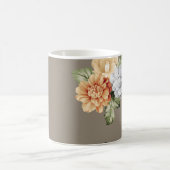 Blume in Grau und Creme mit Blätter Kaffeetasse (Mittel)