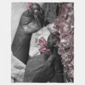 Blume in Händen Fleecedecke (Vorderseite)