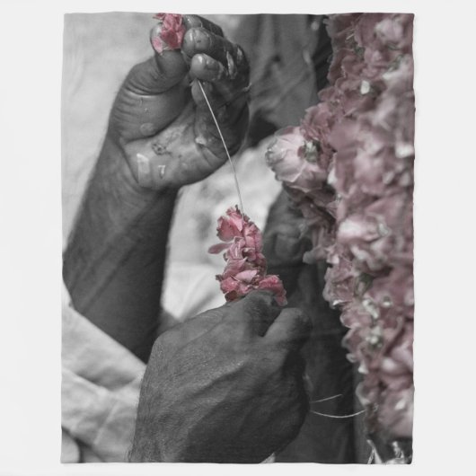 Blume in Händen Fleecedecke (Vorderseite)