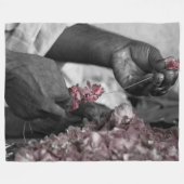 Blume in Händen Fleecedecke (Vorderseite (Horizontal))