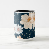 Blume in hellen Farben mit dunklem Ozeanhintergrun Tasse (Zentrum)