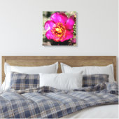 Blume in Leinwand umwickelt (Insitu (Schlafzimmer))