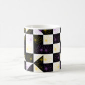 Blume in monochromen ästhetischen Schachbrettern Kaffeetasse (Mittel)