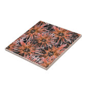 Blume in Orange und Braun. Fliese (Seite)