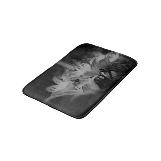 Blume in Schwarz und Weiß Badematte (Schrägansicht)