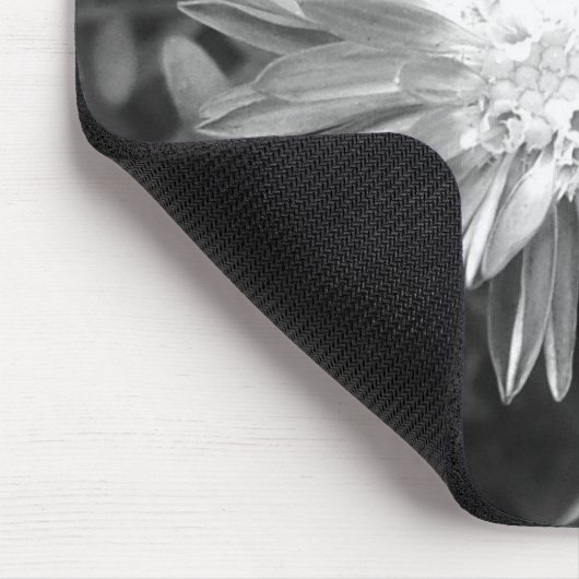 Blume in Schwarz und Weiß Mousepad (Ecke)