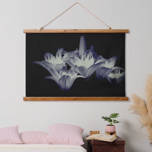 Blume in Schwarz und Weiß Wandteppich Mit Holzrahmen (Schlafzimmer)