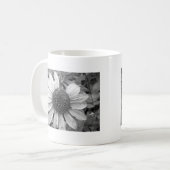 Blume in Schwarzweiß Kaffeetasse (Vorderseite Links)