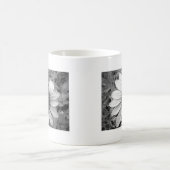 Blume in Schwarzweiß Kaffeetasse (Mittel)