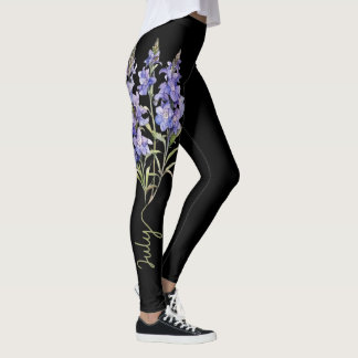 Blume Juli, Lila Larkspur auf Schwarz Leggings
