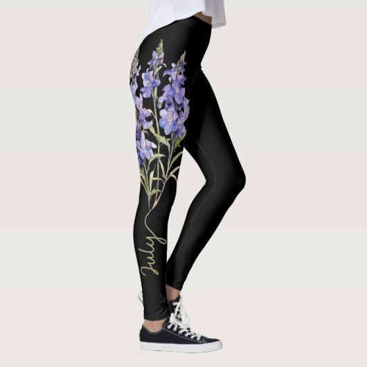 Blume Juli, Lila Larkspur auf Schwarz Leggings (Rechts)