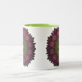 Blume Mandala mit Lila Grüntönen Zweifarbige Tasse (Mittel)