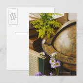 Blume mit antikem Globus und Büchern Postkarte (Vorne/Hinten)