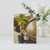 Blume mit antikem Globus und Büchern Postkarte (Stehend Vorderseite)